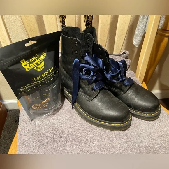 Dr Martens AirWair Boots - Picture 1 of 4